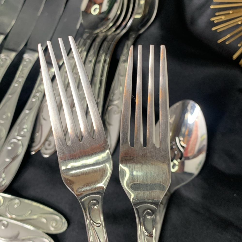 Oneida MANDERLY 28 piece Oneida flatware and serving set - Picture 8 of 12